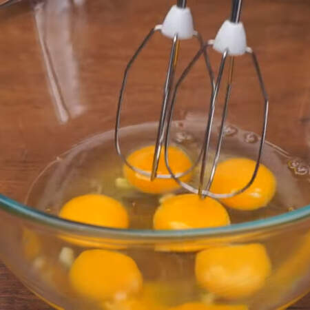 Пока закипает лимонный сок миску разбиваем 6 яиц. 