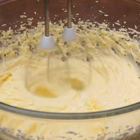 Масло с пудрой взбиваем миксером примерно 5 минут до побеления.