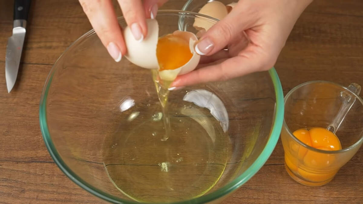 Сначала испечем бисквит.
Разбиваем 4 яйца аккуратно разделяя их на желток и белок.
