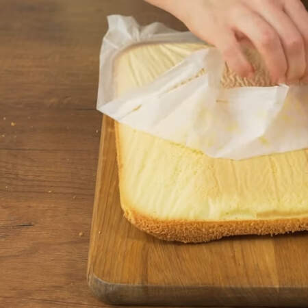 Испеченному бисквиту даем полностью остыть и вынимаем из формы