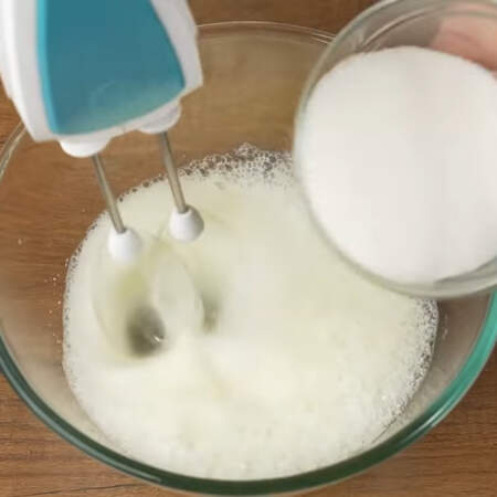 В белки добавляем щепотку соли и начинаем взбивать. Когда появится пена постепенно добавляем 80 г сахара. 