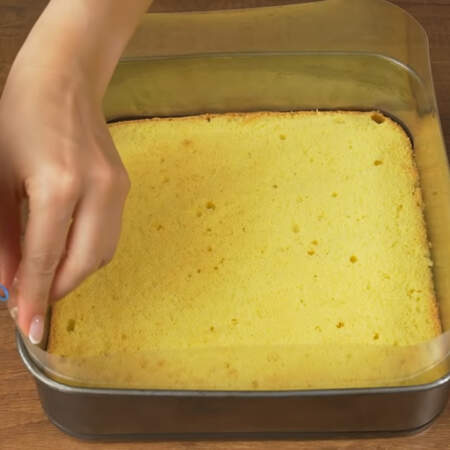 Начинаем складывать торт. 
На дно формы кладем подготовленный остывший бисквит. Вокруг бисквита ставим ацетатную пленку. 