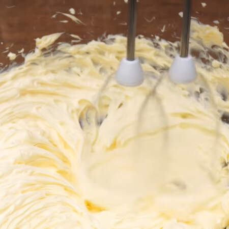 Масло взбиваем миксером до побеления и увеличения его в объеме.