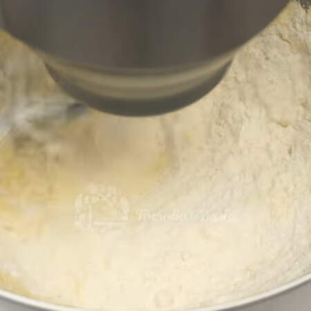 Дальше в тесто добавляем примерно 200 г муки и 1 ч.л. разрыхлителя. 