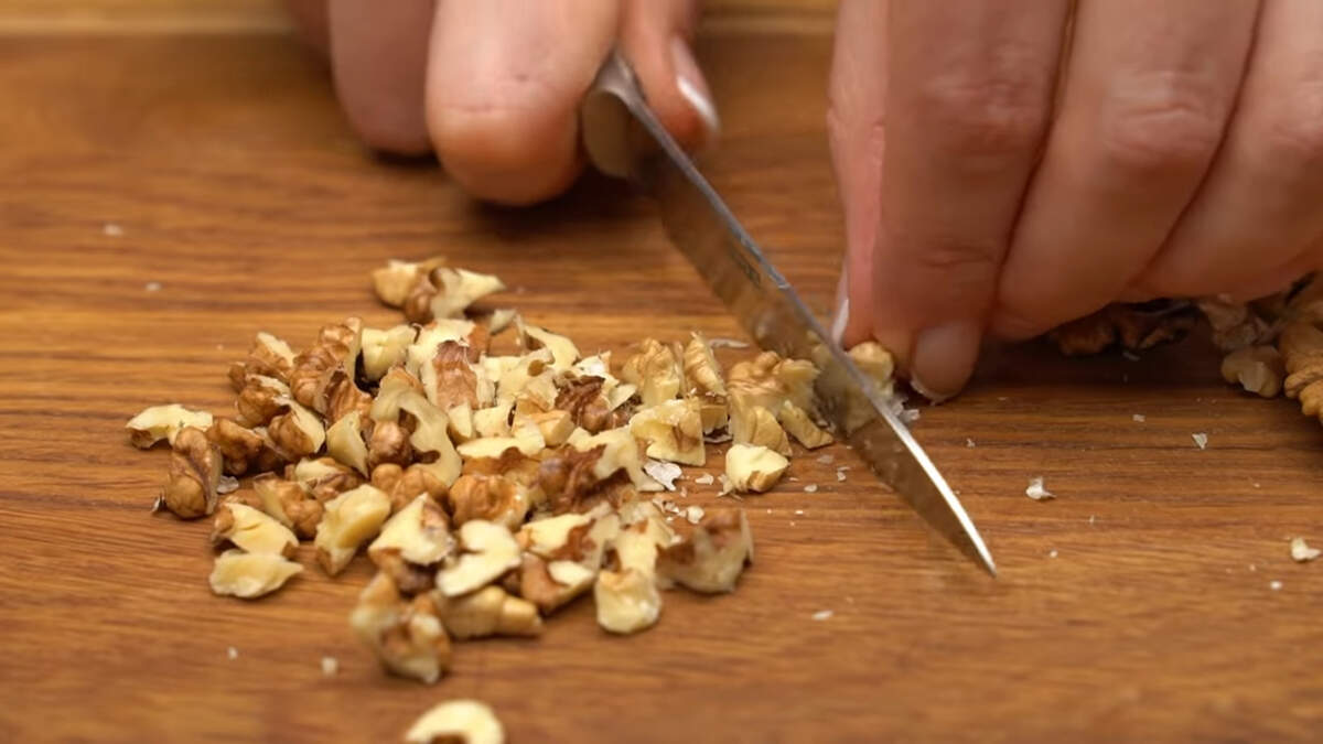 30 г грецких орехов нарезаем ножом на мелкие кусочки.