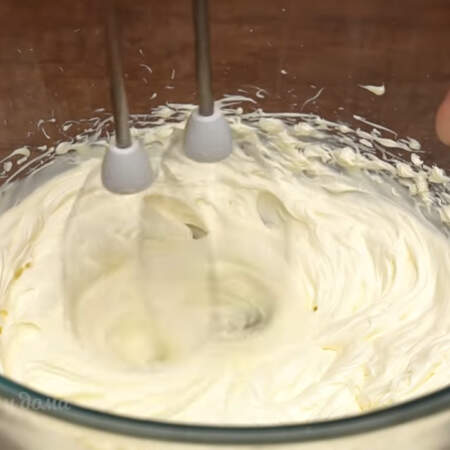 Масло взбиваем миксером примерно 3-4 минуты до бела.
