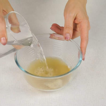 Сперва желе и желатин заливаем холодной кипяченой водой. 
25 г желатина заливаем двухсотграммовым стаканом воды. 