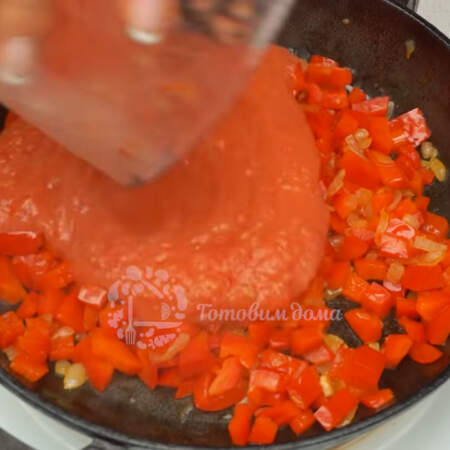  Спустя 5 минут перец с луком заливаем измельченными томатами.