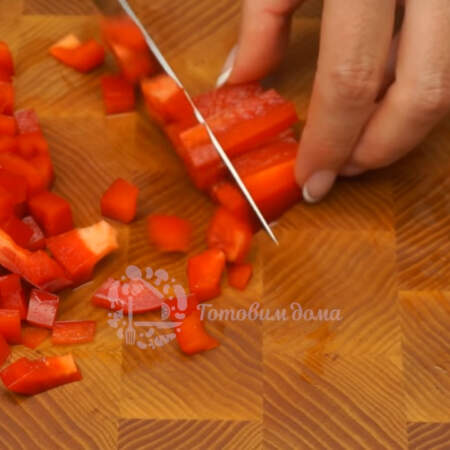 1 большой красный сладкий перец тоже нарезаем кубиками.