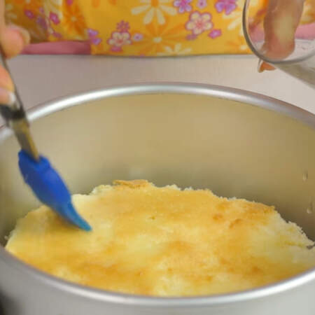 Подготовленный бисквит кладем в форму и пропитываем уже остывшим сиропом. 