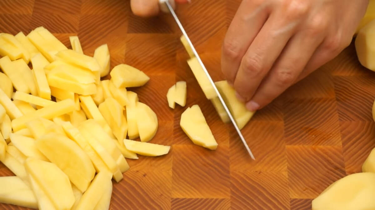 Полтора килограмма картофеля нарезаем небольшими брусочками.