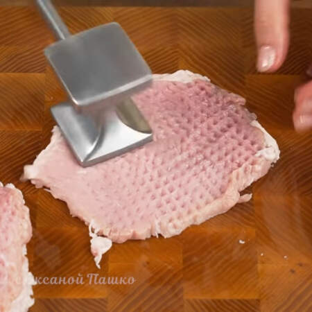 Каждый кусочек мяса отбиваем молотком с двух сторон.