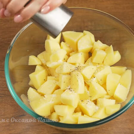 Картофель перекладываем в миску, солим по вкусу и перчим. Все перемешиваем.