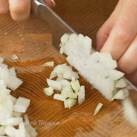 Пока настаивается рис и капуста подготовим овощи.
1 луковицу нарезаем кубиками.