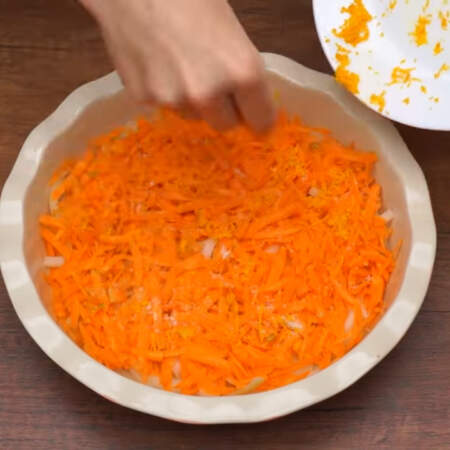 Морковь немного солим. Посыпаем подготовленной цедрой апельсина. 