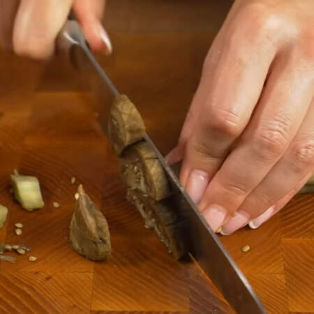 Очищенные овощи разрезаем сначала на пластинки, а затем нарезаем брусочками.
