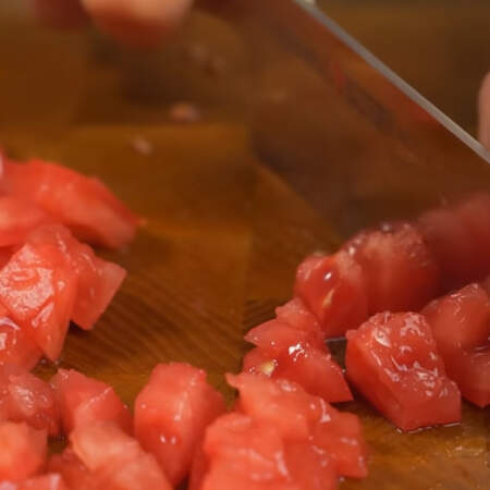 Мякоть помидоров нарезаем небольшими брусочками.
