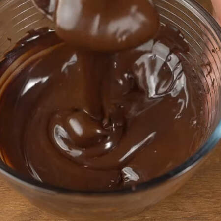  Топим по 10-15 секунд, вынимаем и перемешиваем. Так повторяем примерно 3-4 раза. Будьте внимательны, не перегрейте шоколад, иначе он может свернуться.
Когда большая часть шоколада растопится, перестаем его нагревать и просто перемешиваем до тех пор, пока не растопится весь шоколад.