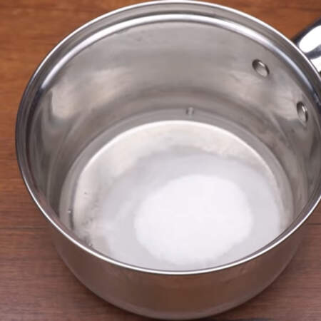 Пока остывает бисквит приготовим сироп для пропитки.
В сотейник насыпаем 0,5 стакана сахара и наливаем 0,5 стакана воды.