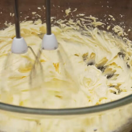  Масло с пудрой взбиваем миксером около двух минут до бела. 