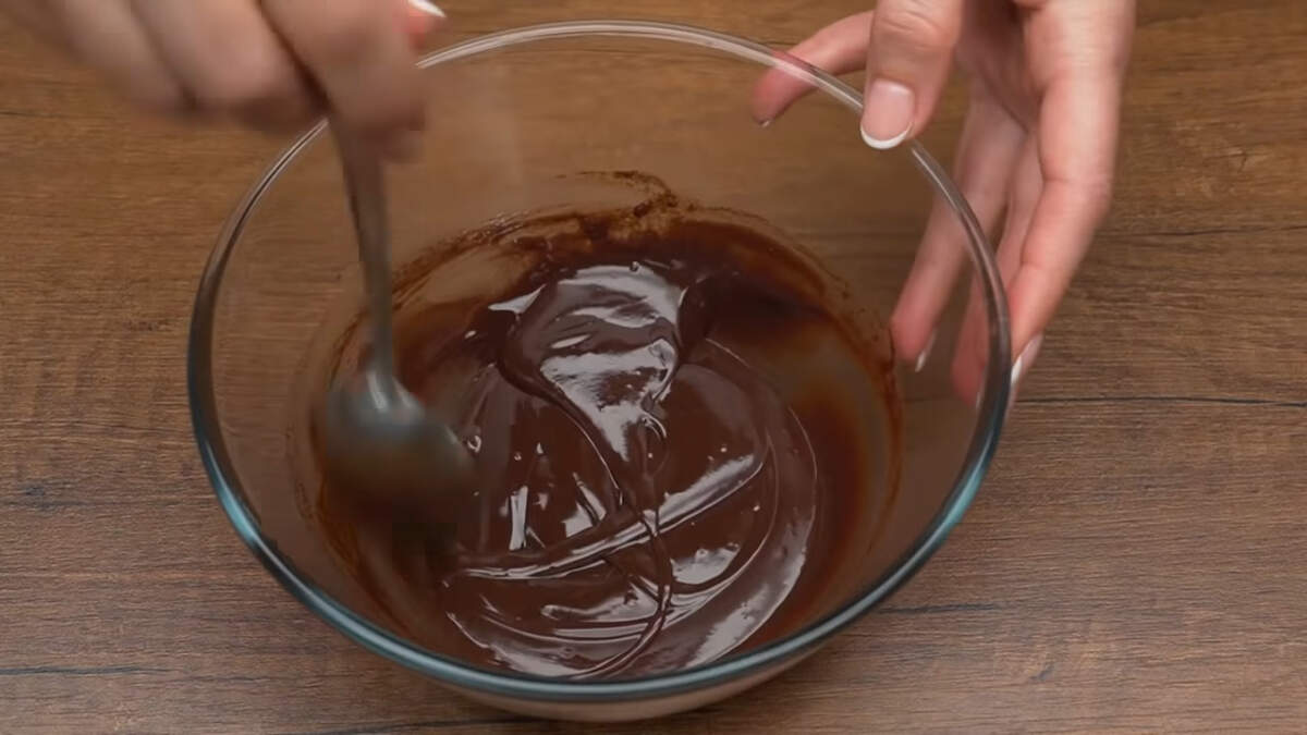 Когда шоколад больше чем на половину растопился снимаем миску с паровой бани, чтоб не перегреть шоколад. Все размешиваем до полного объединения продуктов.

