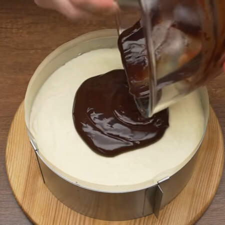 Готовой шоколадной глазурью заливаем торт сверху. 