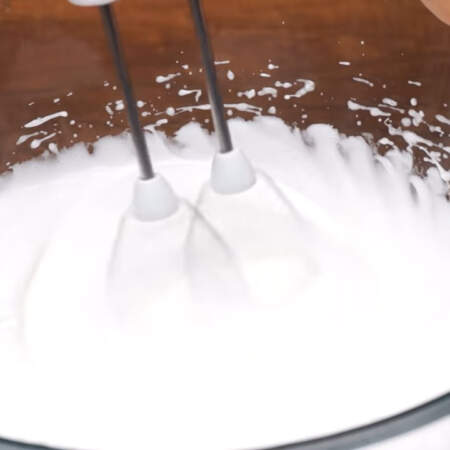 Белки с сахаром взбиваем до крепкой устойчивой пены.
Посуда и венчики обязательно должны быть сухими и  чистыми.