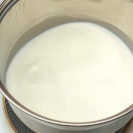 Приготовим заварной крем. Всего понадобится пол литра молока. Половину молока выливаем в сотейник и ставим на огонь.