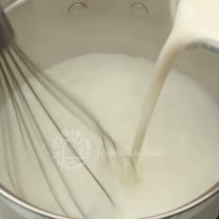 Молоко начинает закипать, выливаем в него оставшееся молоко с мукой и крахмалом.