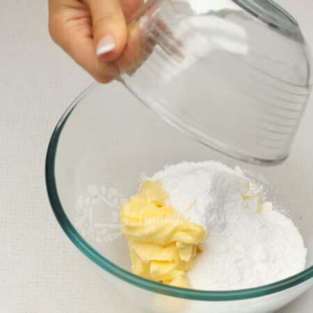 В отдельную миску выкладываем 250 г сливочного масла комнатной температуры и добавляем оставшиеся 150 г сахарной пудры. Сюда же добавляем 8 г ванильного сахара. 