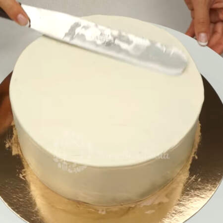 Бока торта выравниваем кондитерским шпателем. На верх торта кладем оставшийся крем и тоже его выравниваем.
Торт ставим примерно на 1 час в холодильник, для того чтобы застыл крем.
