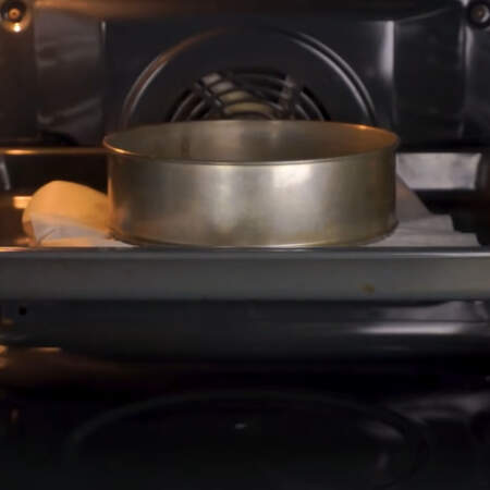 Бисквит ставим в разогретую духовку до 180 градусов. выпекаем приблизительно 20 минут.