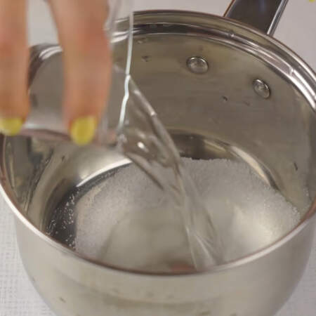 Приготовим сироп для пропитки бисквита. В миску насыпаем сахар и наливаем воду. 