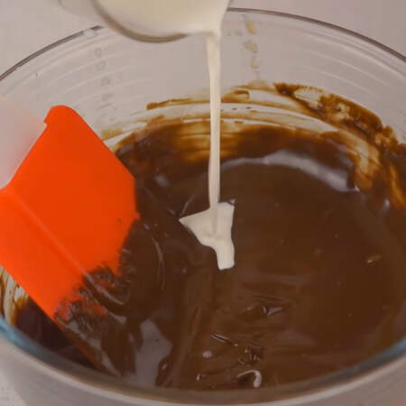 Сливки лучше добавлять частями, добиваясь нужной консистенции глазури. При добавлении сливок в шоколад они должны быть нагретыми примерно до 50 градусов.