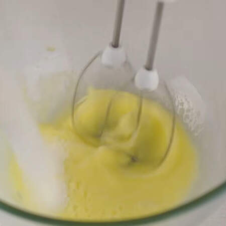 В отдельную миску разбиваем яйцо и начинаем его взбивать постепенно добавляя сахар. 