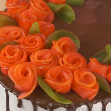 Подготовленными яблочными розами и листьями украшаем торт.