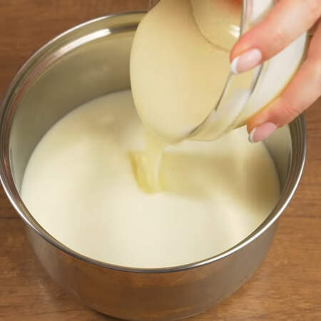 Пока настаивается тесто подготовим заварную основу для крема.
В миску наливаем 500 мл молока. Сюда же добавляем 1 банку сгущенки.