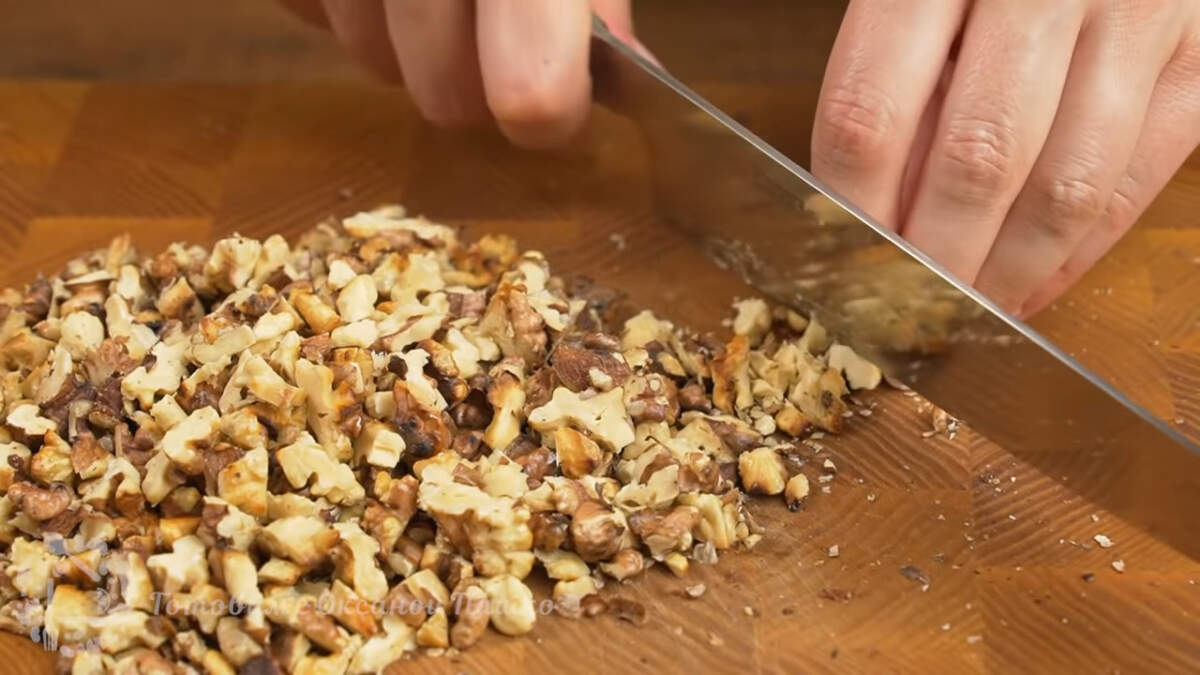 Подготовленные орехи измельчаем ножом.
