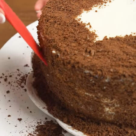 Подготовленной крошкой посыпаем торт по бокам и сверху.