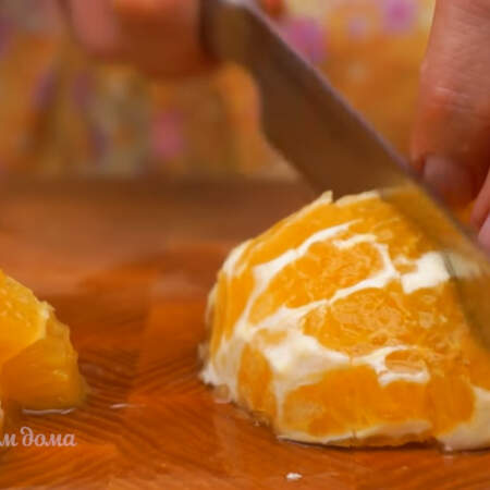 Очищенный апельсин разрезаем пополам и нарезаем полукружочками толщиной примерно 1 см. 