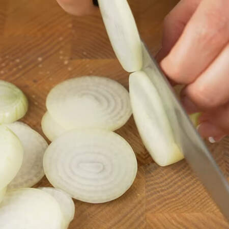 2 луковицы среднего размера нарезаем кольцами.