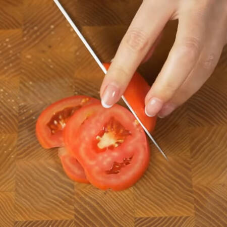 Сначала подготовим все ингредиенты.
Берем половину помидора и нарезаем его пластинками. 