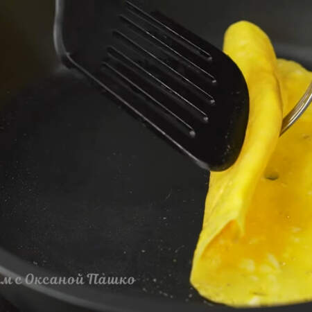 Сворачиваем блинчик из желтков вместе с сыром в рулетик, небольшой кусочек блинчика оставляем не свернутым. Ждать полного приготовления желтков не нужно, иначе блинчик будет сложно свернуть.