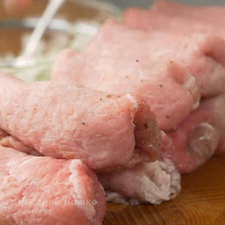 Мясо сворачиваем в рулетик, подворачивая по бокам. Таким методом начиняем все кусочки мяса.
