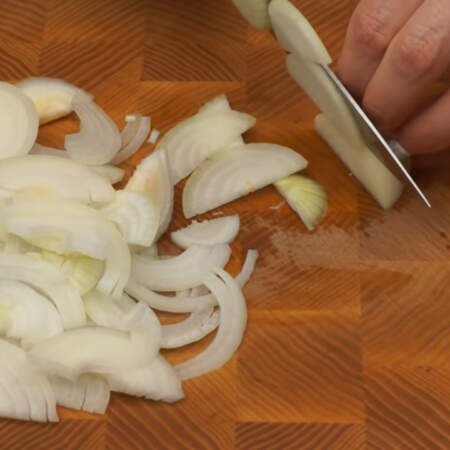Две луковицы среднего размера нарезаем полукольцами.