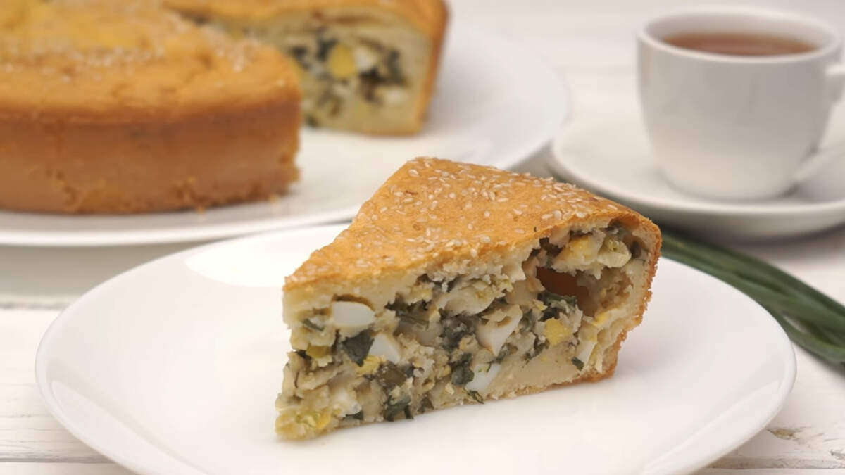 Пирог с зеленым луком получился ароматным, сытным и очень вкусным. Такой пирог можно приготовить на завтрак или ужин, а также его можно подавать вместо хлеба. 
