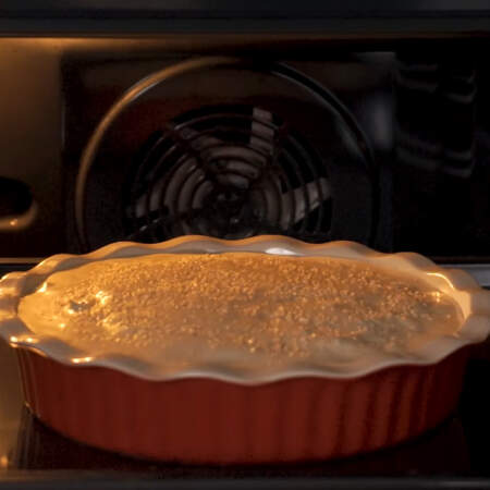Подготовленный пирог ставим в разогретую духовку до 180 градусов. Выпекаем 40-45 минут.