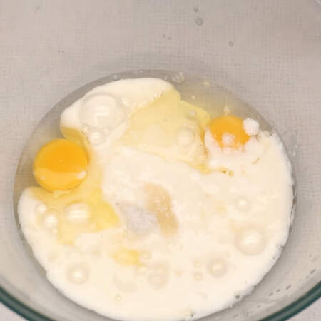 Готовим тесто. В миску разбиваем 2 яйца, добавляем 400 мл кефира, пол чайной ложки сахара и пол чайной ложки соли.