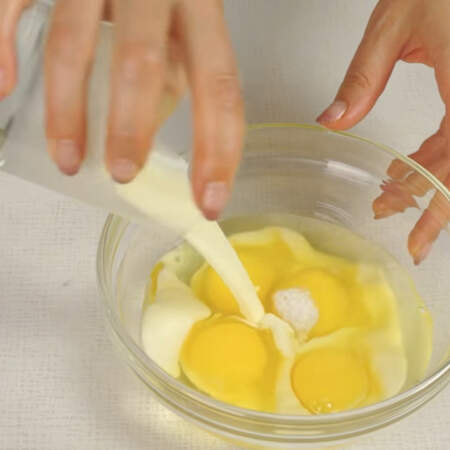 Теперь приготовим заливку. 
В миску разбиваем 4 яйца, добавляем соль и перец, вливаем молоко. 