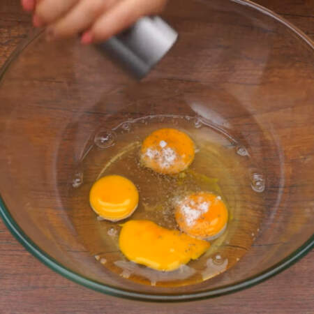 В большую миску разбиваем 4 яйца. Яйца солим по вкусу и перчим. 